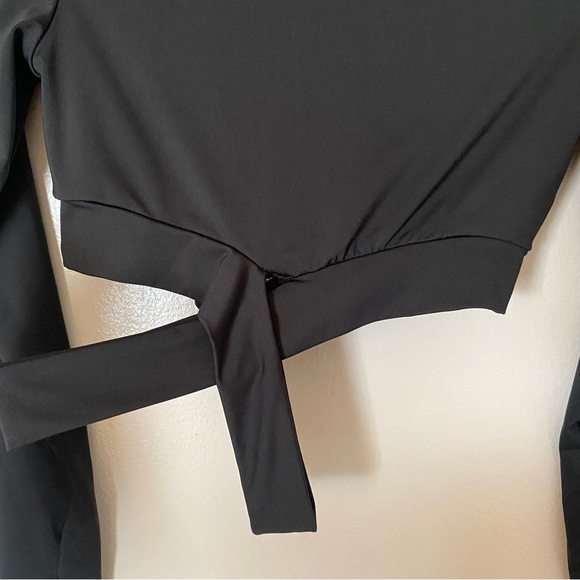 Black Long Sleeve Sport Cut Out Strappy Top in Médium - Picture 4 of 11